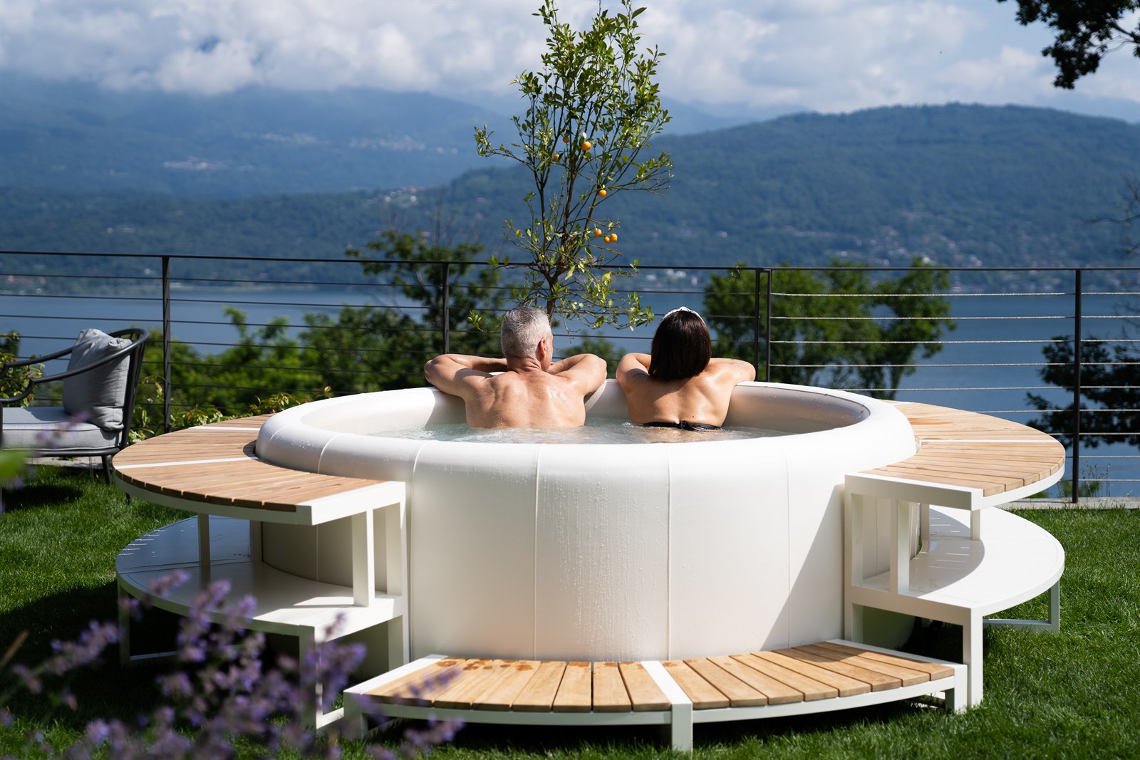 Coppia in una Softub® bianca con bordo New Miami affacciata sulle montagne